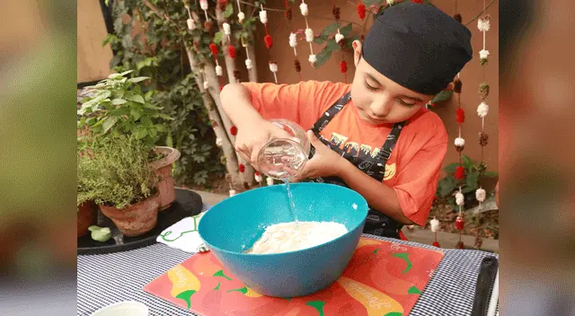 Añade un poco de agua. Añade un poco de agua.