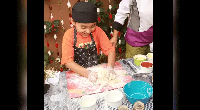 Amasa los ingredientes hasta obtener una masa uniforme. Amasa los ingredientes hasta obtener una masa uniforme.