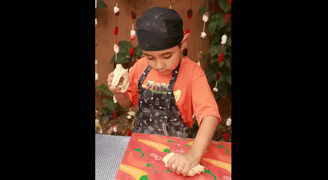 Divide la masa en dos partes para elaborar las pizzas. Divide la masa en dos partes para elaborar las pizzas.