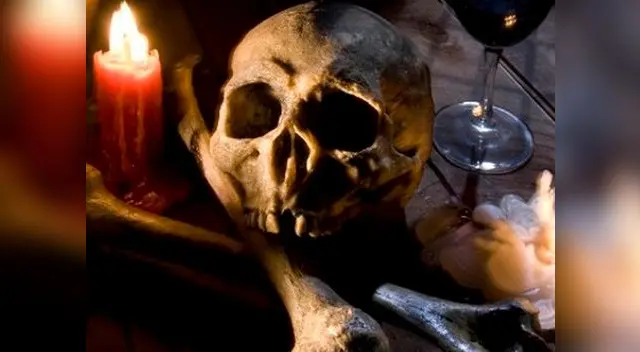 Tres sujetos lo asesinaron para convertirlo en vampiro. Tres sujetos lo asesinaron para convertirlo en vampiro.