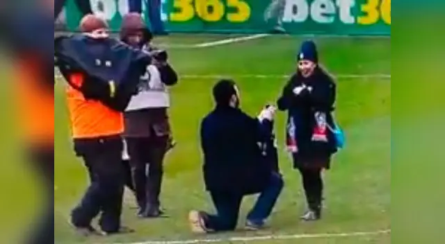 Joven pidió matrimonio a su novia en el Barcelona vs Eibar Joven pidió matrimonio a su novia en el Barcelona vs Eibar