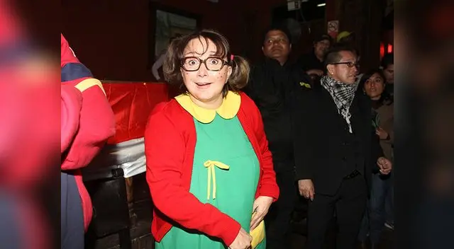 Está utilizando aparatos auditivos para poder comunicarse mejor.