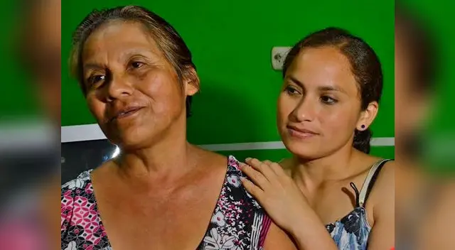 Súper mujeres homenajeadas con rosas por su día.