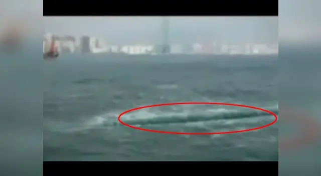 El mar se abrió y casi se traga una embarcación que se encontraba cerca. El mar se abrió y casi se traga una embarcación que se encontraba cerca.