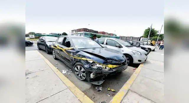 En este auto, el detenido empezó a huir de la policía y a chocar con otras unidades. En este auto, el detenido empezó a huir de la policía y a chocar con otras unidades.