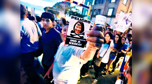 La concentración reunió a miles de personas. La concentración reunió a miles de personas.