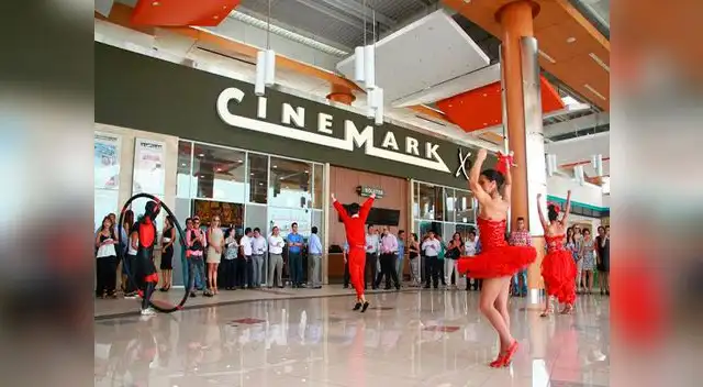 La alegría y el baile por la inauguración de las salas 4D. La alegría y el baile por la inauguración de las salas 4D.