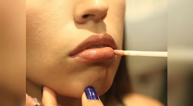 Utiliza colores beige, marrones y coral. d Y dale un toque sensual a tus labios con un brillo rosado.