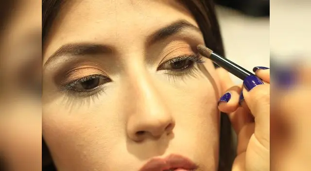 Utiliza colores beige, marrones y coral. d Y dale un toque sensual a tus labios con un brillo rosado.