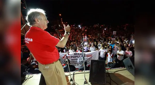 Alfredo Barnechea durante su visita en Tarapoto.