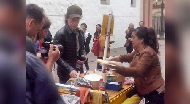 Saboreando plato típico de Colombia.