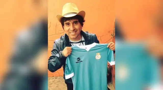Posa orgulloso con la camiseta del club de sus amores Posa orgulloso con la camiseta del club de sus amores