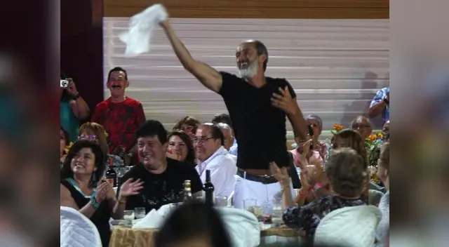 Celebró con pañuelo en mano