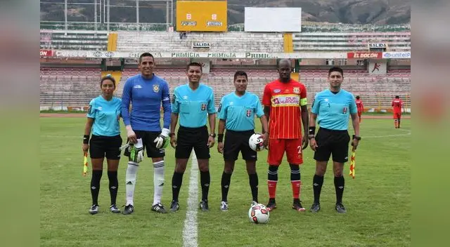 La terna junto a los capitanes del Huancayo (Figueroa) y Pretel (Comerciantes) La terna junto a los capitanes del Huancayo (Figueroa) y Pretel (Comerciantes)