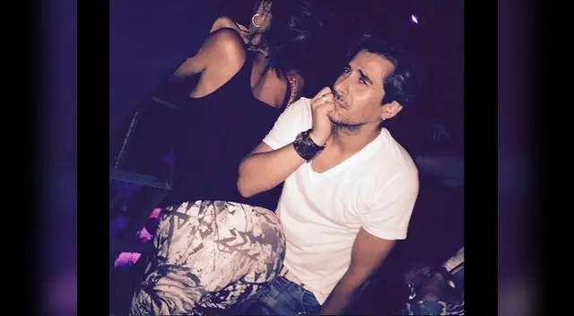 Juan Francisco reposa sobre los atributos de modelo.