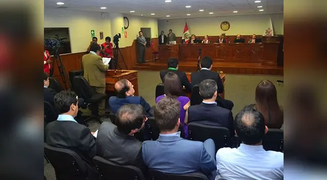 El presidente del JNE, Francisco Távara, escuchó las exposiciones y luego levantó la sesión. El presidente del JNE, Francisco Távara, escuchó las exposiciones y luego levantó la sesión.