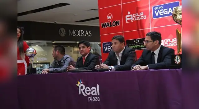 El administrador del club Sergio Ludeña muy emocionado en conferencia