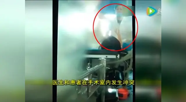 Los ayudantes sometieron a la mujer que estaba en la camilla