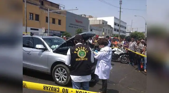 Peritos de Dirincri siguen recogiendo huellas en el auto que usaron para fugar