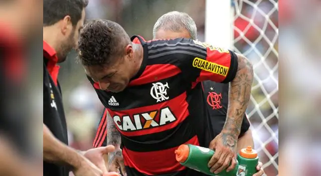 Paolo Guerrero tuvo que ser retirado del campo de juego. Paolo Guerrero tuvo que ser retirado del campo de juego.