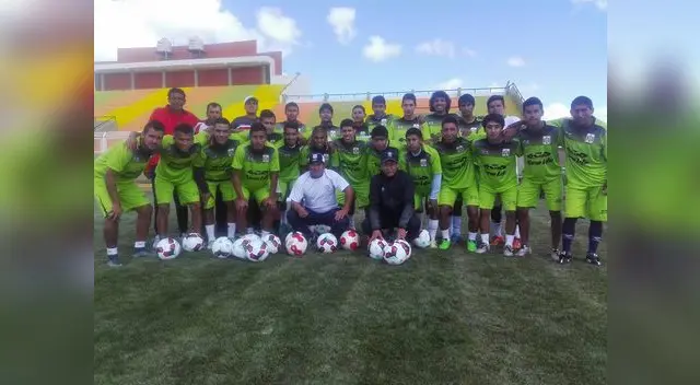 Soto flaqueado por la plantilla completa del Tarapoto. FOTO: Juan Quispe Hurtado