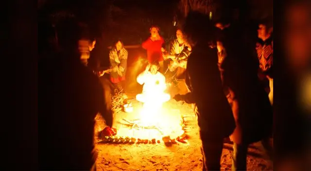 Los jóvenes comenzaron a rezar para combatir a la presencia maligna. Los jóvenes comenzaron a rezar para combatir a la presencia maligna.