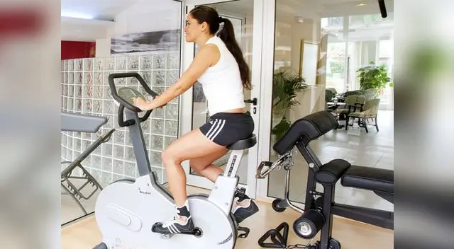 Hay muchos hoteles que tienen gimnasios y piscinas para sus huéspedes. Hay muchos hoteles que tienen gimnasios y piscinas para sus huéspedes.