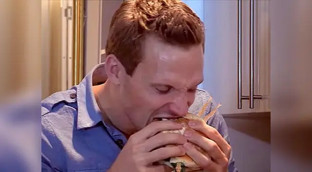 El conductor probó el sabor que tiene la hamburguesa de carne humana. El conductor probó el sabor que tiene la hamburguesa de carne humana.