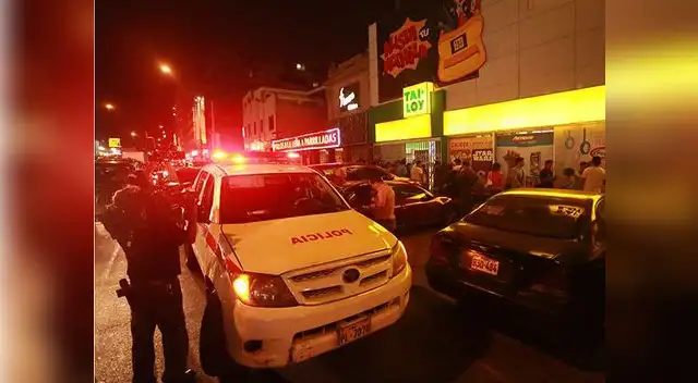 Policias en librería Tai Loy