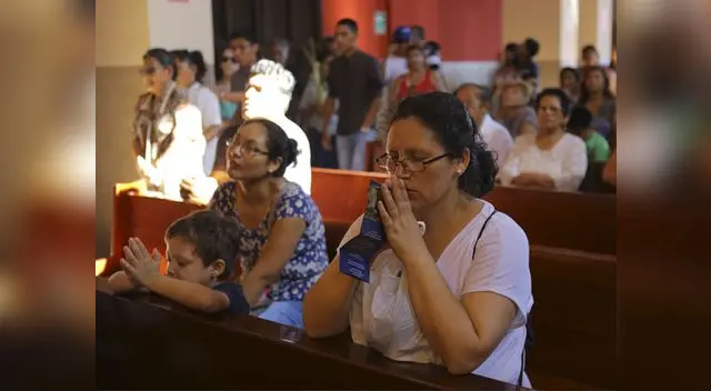 Fieles devotos oraron en esta fecha de recogimiento y reflexión para todos los católicos. Fieles devotos oraron en esta fecha de recogimiento y reflexión para todos los católicos.