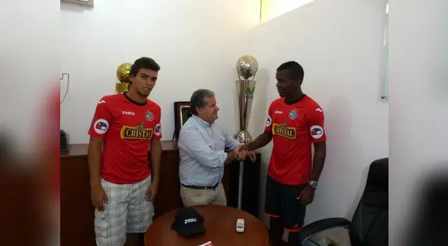 Recibe saludo del vicepresidente del club. También está el panameño Vladimir Eric Hood