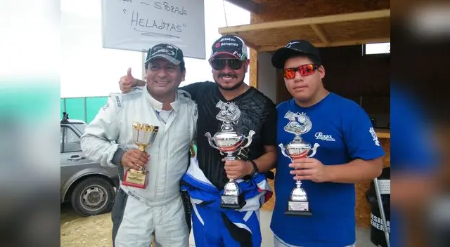 El ganador de la categoria KTC Francis Huertas flaqueado por el segundo y tercero de la competencia
