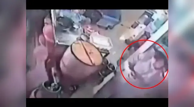 La mujer huyó del lugar. 