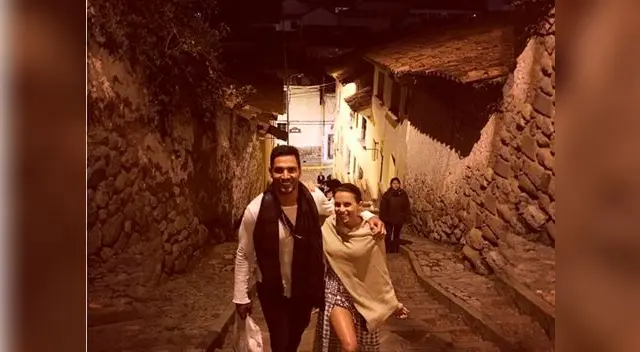 Junto a su esposa paseando por las calles de Cusco.