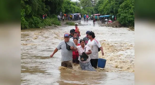 Familia intenta cruzar durante aumento de caudal en Piura. Familia intenta cruzar durante aumento de caudal en Piura.