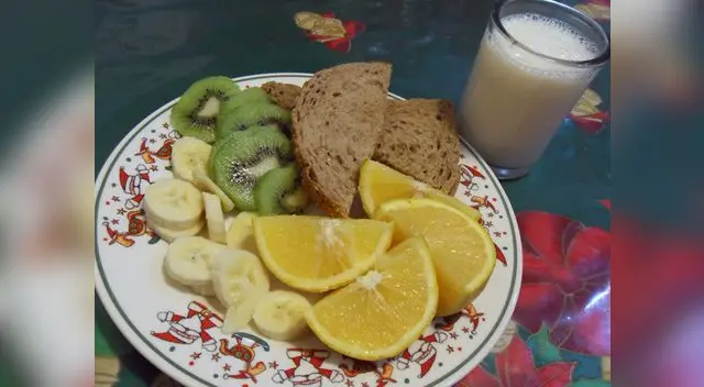 Siempre incluye fruta y pan integral