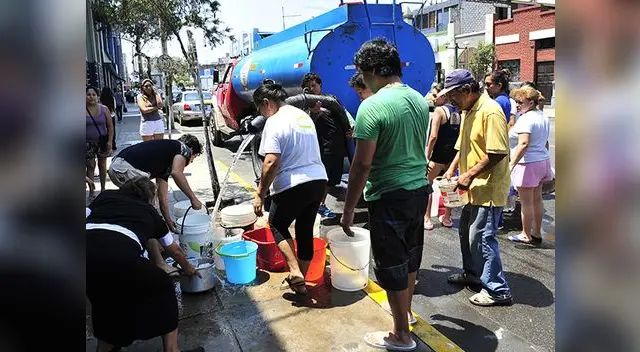 Miles de limeños sufrieron por la falta del líquido elemento.