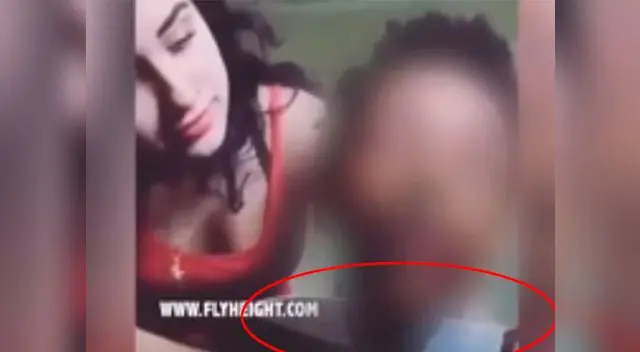 La joven lo obligó a que diga que la ama. La joven lo obligó a que diga que la ama.