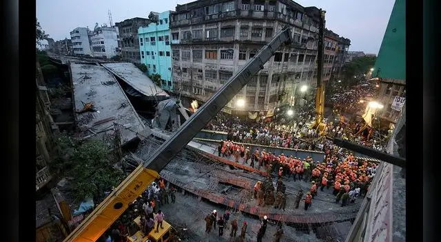 Rescatistas trabajan con maquinaria pesada