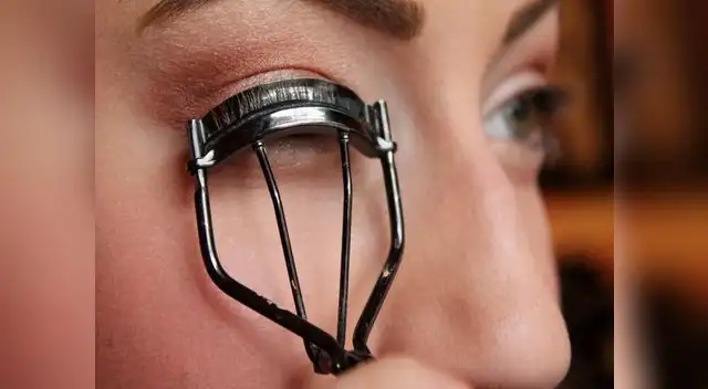 Presiona bien el rizador desde la raíz hasta la punta de las pestañas