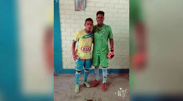 Posa portero con un compañero tras la victoria contra Bocana 2-1
