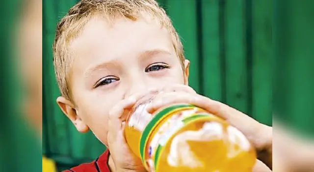 No es recomendable tomar gaseosas ni jugos azucarados. 