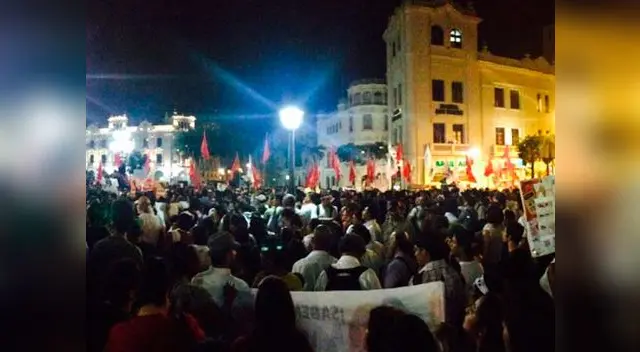 Plaza San Martín durante la marcha contra Keiko Fujimori, el 5 de abril del 2016. Plaza San Martín durante la marcha contra Keiko Fujimori, el 5 de abril del 2016.