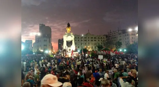Plaza San Martín repleta de manifestantes a las 8:00 pm del 5 de abril del 2016. Plaza San Martín repleta de manifestantes a las 8:00 pm del 5 de abril del 2016.