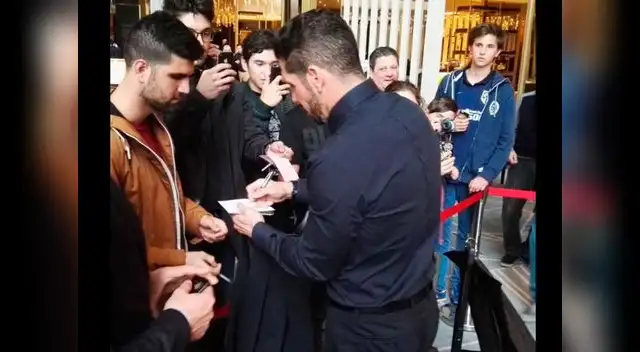 Diego Simeone firma autógrafos en la previa ante el Barcelona. Diego Simeone firma autógrafos en la previa ante el Barcelona.