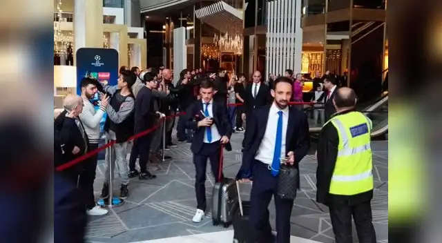 Diego Simeone firma autógrafos en la previa ante el Barcelona. Diego Simeone firma autógrafos en la previa ante el Barcelona.