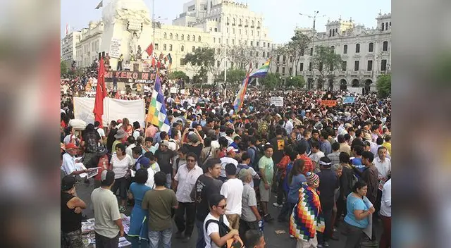 Movilización partió de la plaza San Martín y fue resguardada por gran número de policías. Movilización partió de la plaza San Martín y fue resguardada por gran número de policías.