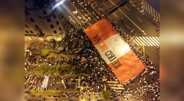 Vista aérea de marcha en centro histórico. Vista aérea de marcha en centro histórico.
