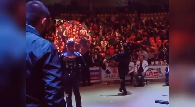 El novio arremetió contra el cantante con una serie de ademanes. 