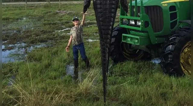 El reptil fue usado como trofeo de guerra para las fotografías El reptil fue usado como trofeo de guerra para las fotografías